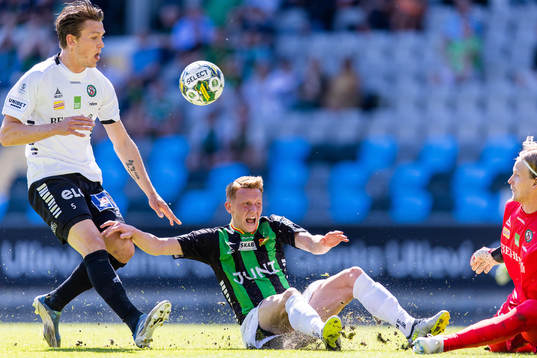 Örebros Daniel Hultqvist och målvakt William Eskelinen