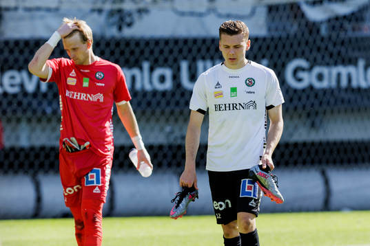 Örebros målvakt William Eskelinen och Jake Larsson deppar