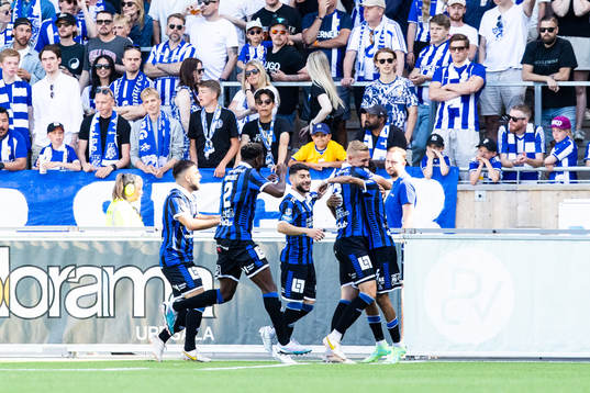 Sirius Tashreeq Matthews jublar med lagkamrater