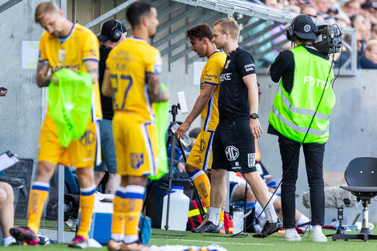 IFK Göteborgs Anders Trondsen lämnar plan och deppar