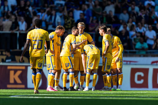 IFK Göteborgs Marcus Berg samlar medspelare