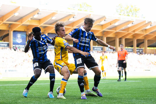 Sirius Patrick Nwadike och Daniel Stensson mot IFK