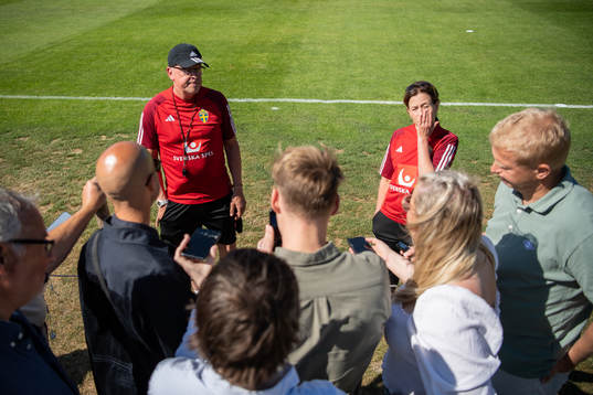 Head coach Janne Andersson and media officer Petra Thorén