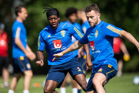 Anthony Elanga and Gabriel Gudmundsson of the Swedish