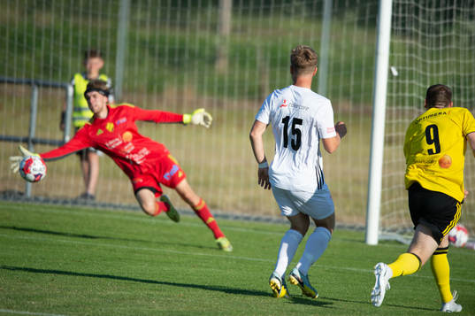IFK Hässleholms Erjon Rama gör 0-1 och jublar i matchen i