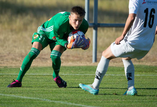 IFK Hässleholms målvakt Felix Persson greppar bollen i