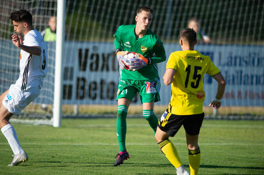 IFK Hässleholms målvakt Felix Persson greppar bollen i