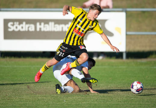 IFK Hässleholms Jussi Tikkanen tacklas tufft i matchen i