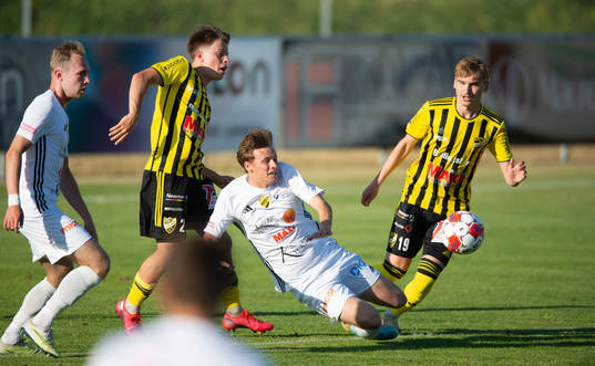 IFK Hässleholms Jussi Tikkanen och Amir Ramanovski stoppar
