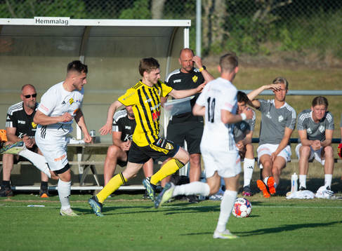 IFK Hässleholms Edvin Nilsson flyger förbi Laholms bänk