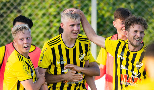 IFK Hässleholms Linus Roslund har gjort 0-2 och grattas av