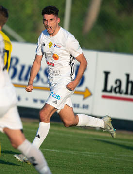 Laholms Gjenis Zeqiri har reducerat till 1-2 och jublar i