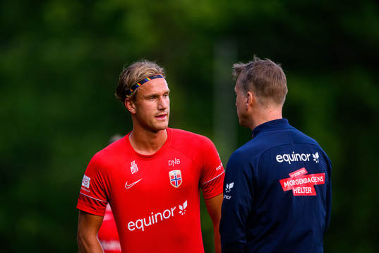 Erik Botheim speaks to head coach Leif Gunnar Smerud of the