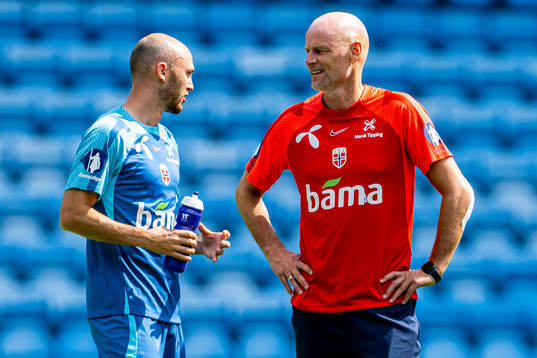 Fredrik Aursnes and Ståle Solbakken, head coach of the