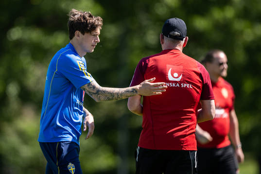 Victor Nilsson Lindelöf and head coach Janne Andersson of