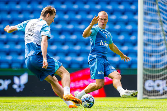 Sander Berge and Leo Skiri Østigård of the Norwegian