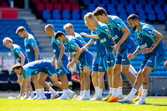 Sander Berge, Kristoffer Velde and players of the Norwegian