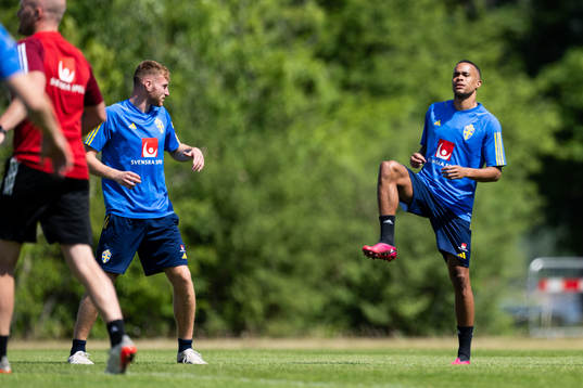 Dejan Kulusevski and Robin Quaison of the Swedish national