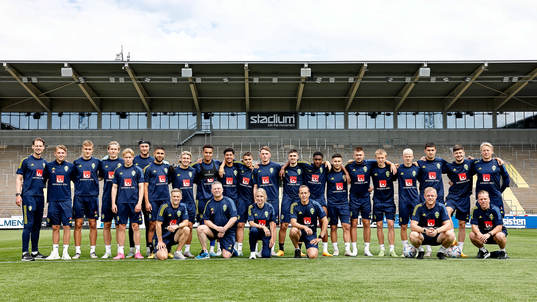 National U21-team captain Daniel Bäckström with players