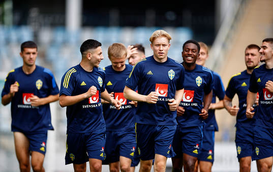 Daniel Svensson with teammates