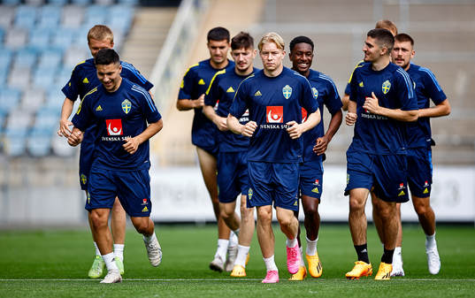 Daniel Svensson with teammates