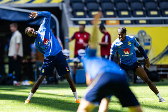 Alexander Isak and Anthony Elanga of the Swedish national