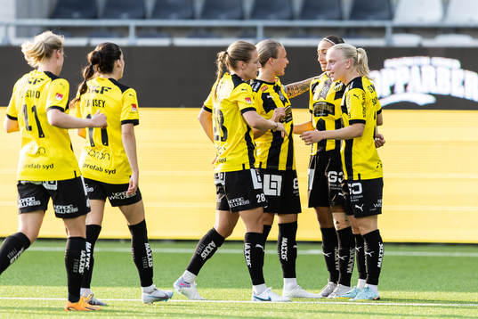 Häckens Rusul Rosa Kafaji jublar med lagkamrater