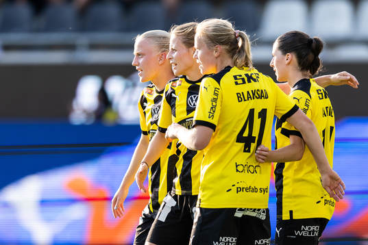 Häckens Anna Anvegård (m) jublar med lagkamrater