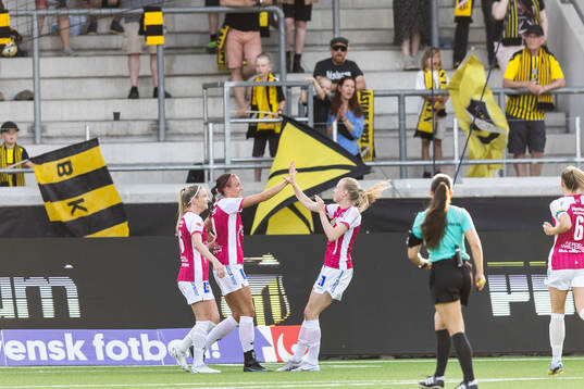 Uppsalas Taryn Ries jublar med lagkamrater