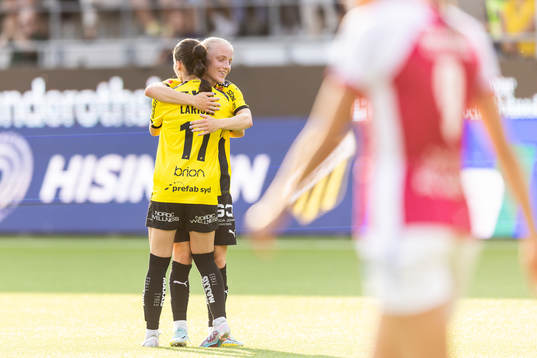 Häckens Clarissa Larisey jublar med Anna Sandberg