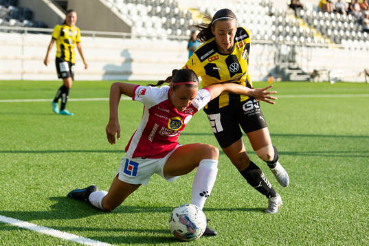 IK Uppsalas Taryn Ries och Häckens Rusul Rosa Kafaji