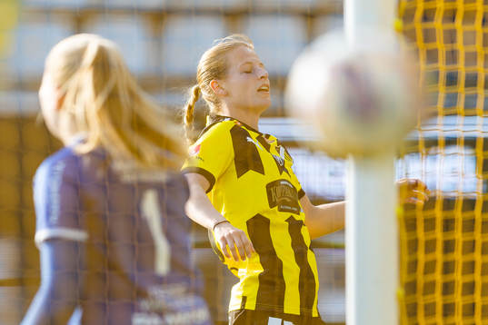 Häckens Anna Anvegård skjuter 2-0