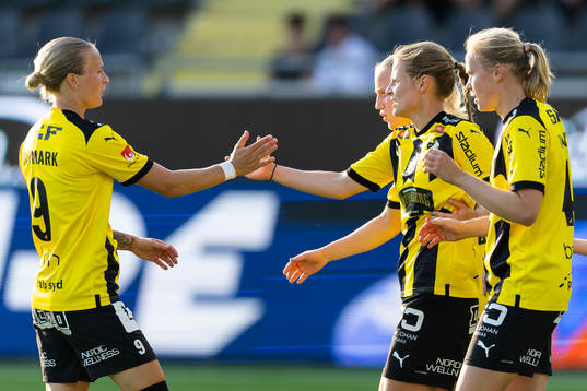 Häckens Anna Anvegård jublar med lagkamrater