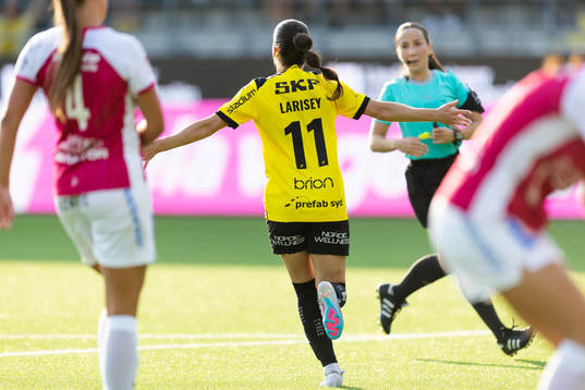 Häckens Clarissa Larisey jublar