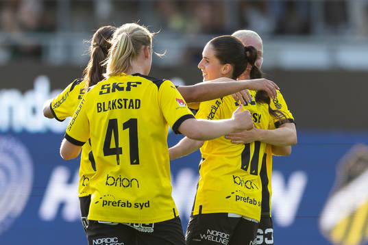 Häckens Clarissa Larisey jublar med lagkamrater