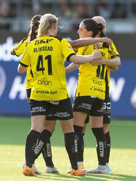 Häckens Clarissa Larisey jublar med lagkamrater
