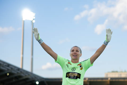 Häckens målvakt Jennifer Falk jublar