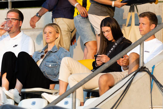 Rebecka Blomqvist och Pauline Hammarlund på läktaren