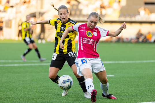 Häckens Anna Anvegård och IK Uppsalas Louise Hvarfner