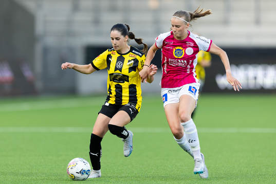 Häckens Clarissa Larisey och IK Uppsalas Julia Ragnarsson