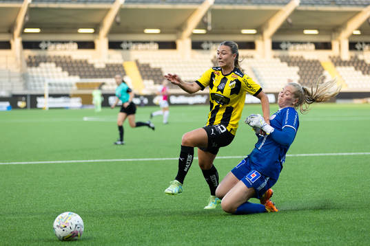 Häckens Alexandra Hellekant och IK Uppsalas målvakt