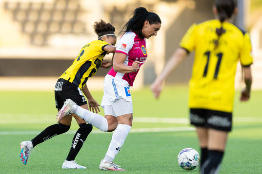 Häckens Felicia Schröder och IK Uppsalas Maria Poli