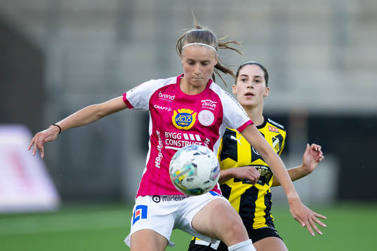 IK Uppsalas Julia Ragnarsson och Häckens Clarissa Larisey