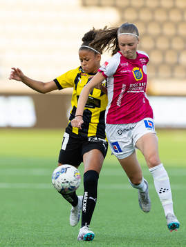 Häckens Felicia Schröder och IK Uppsalas Julia Ragnarsson