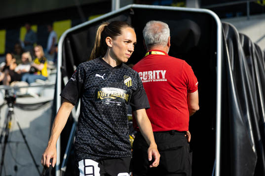 Häckens Elin Rubensson innan fotbollsmatchen i