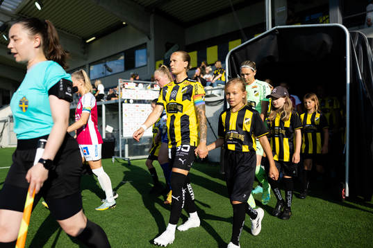 Häckens Filippa Curmark på väg in för line up innan