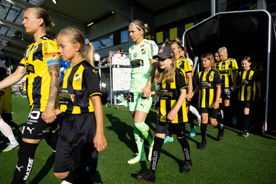 Häckens målvakt Jennifer Falk  på väg in för line up