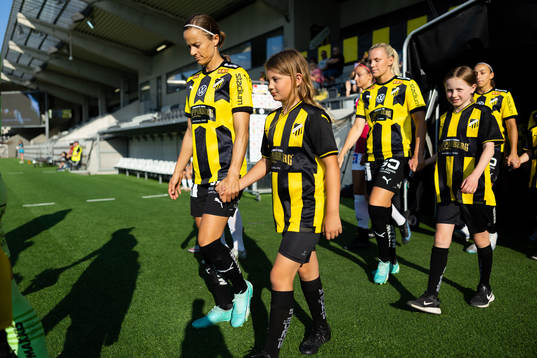 Häckens Aivi Luik på väg in för line up innan