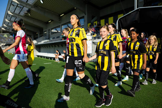 Häckens Rusul Rosa Kafaji på väg in för line up innan