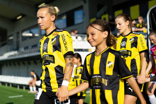 Häckens Marika Bergman Lundin på väg in för line up